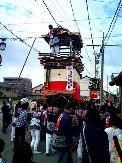 大田まつりの山車が電線を避けながら練り歩きます。