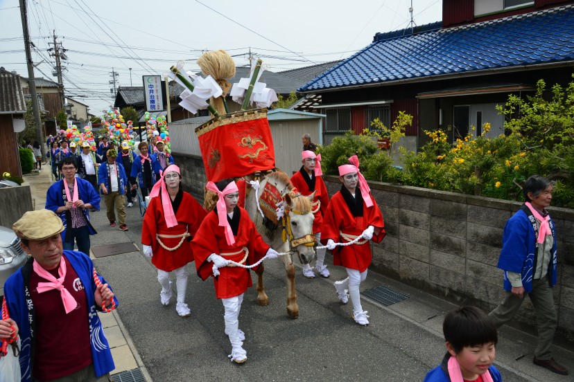 日長三区・御馬頭まつりで旧道を参加者・お囃子さん達と共に歩く