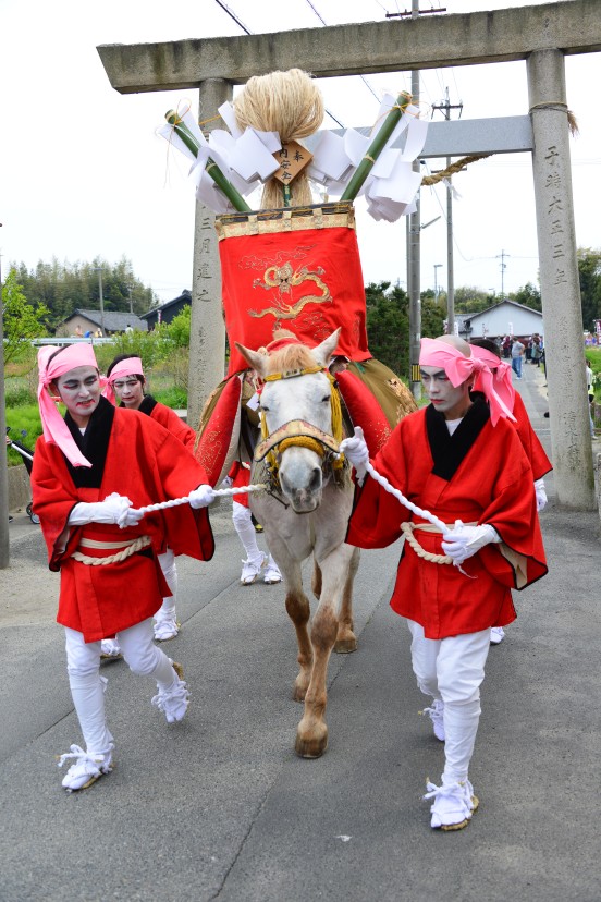 日長神社に続く鳥居をくぐる御馬頭まつりの厄祭メンバー