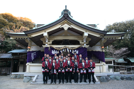 2013年　元旦・日長神社にて厄祭のメンバーの集合写真