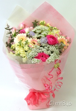 可愛らしい色合いの彼女の誕生日に贈る花束