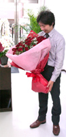 クリスマスの花プレゼント/50本のバラとカスミソウの花束