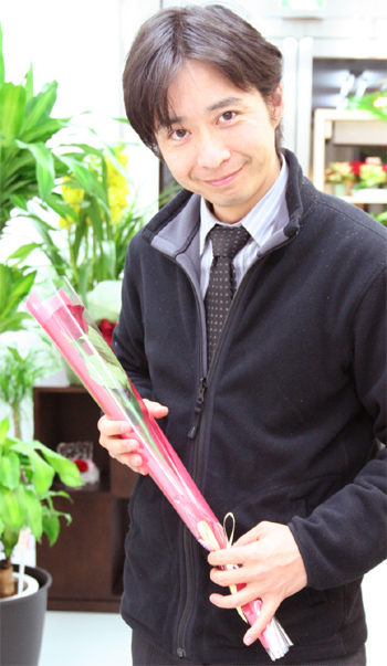 一本の赤いバラの花束サイズ比較
